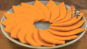 秋葵、南瓜交叉擺在盤中，然后香腸片置于上面，擺成花環(huán)狀。