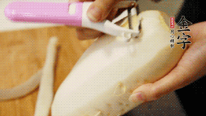 蘿卜去皮，切成絲。（如果用擦菜板，不能選擦成太碎的）