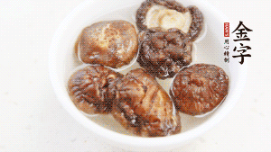 鍋加熱至7成，放蘿卜絲煸炒，加3粒冰糖翻炒至透明，盛出備用。