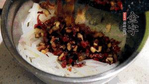 在蒸盤中鋪上油紙，鋪好食材后壓一壓，蒸箱中蒸30分鐘即可。（蒸好的蘿卜糕切成厚片，用少量油煎一下，撒點蔥花口味更好。）