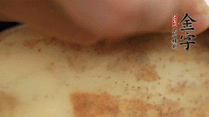 金字香腸切片，藕去皮切薄片備用。