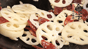 依次下香腸片、藕片翻炒均勻，加適量清水燜熟。