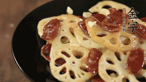 出鍋前加少許鹽調(diào)味，撒上蔥花即可。