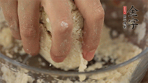 揉勻成光滑的面團(tuán)后，醒發(fā)半小時(shí)。