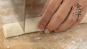 均勻切段后搓成長條狀，繞到香腸上，以紅豆點(diǎn)綴眼睛。