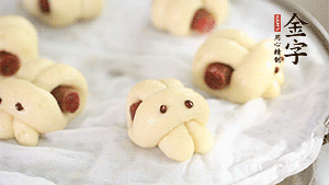 上鍋大火蒸20分鐘后，關(guān)火燜5分鐘就可以了。