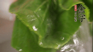 小青菜從根部掰開，分別洗凈。