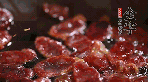 鍋中油7成熱時(shí)，香腸片翻炒均勻，然后依順序加胡蘿卜絲、小青菜、面條。