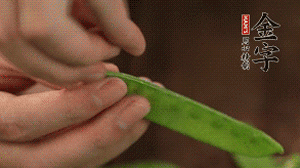 荷蘭豆去掉兩端老筋，洗凈備用。