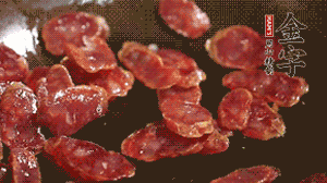 鍋中油7成熱時，，先放香腸煸香，再放荷蘭豆、小玉米均勻翻炒。（可淋點料酒或清水讓香腸口感軟一些）