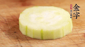 將香腸片鋪到絲瓜圈上。