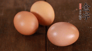 雞蛋加鹽打散1分鐘。