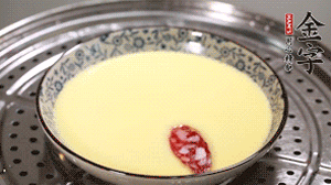 將香腸片均勻鋪上，繼續(xù)蒸6分鐘。