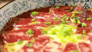 出鍋前淋上少許生抽、香油調(diào)味，撒上蔥花就可以了。