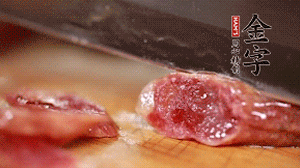 金字香腸蒸或煮至7成熟，切成片備用。