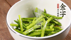 將調(diào)料放入準(zhǔn)備好的食材中，攪拌均勻。