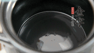 依次把排骨、玉米、蓮藕、荸薺放入砂鍋中。（根據(jù)食材的難易熟度放置，難熟的放下面，其他湯品也是一樣。）