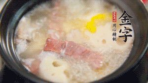 出鍋前加適量鹽調(diào)味，撒香菜點(diǎn)綴就可以啦。