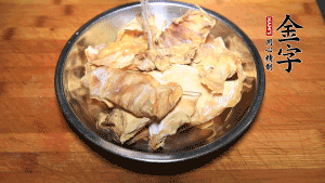 筍干冷水泡發(fā)至軟，切成小段，生姜切成片備用。