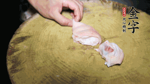 新鮮豬蹄切成塊狀，冷水入鍋，加姜片、黃酒汆燙3分鐘，出鍋后洗凈。（要先將豬蹄的蹄甲和毛處理干凈，如果有毛扎扎的感覺，非常影響口感。大火燒開后，撇去血沫，要多撇幾遍至干凈，這樣才可使湯色更鮮亮、清淡不油膩。）