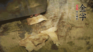 加適量溫水淹沒食材，大火燉至水沸后再小火慢燉1小時，出鍋前10分鐘加枸杞。（焯過水后的豬蹄不應(yīng)再用涼水，用溫水燉煮更容易軟爛。也可以用高壓鍋或者有煲湯功能的電飯煲，省時又便于入味。）