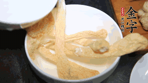 竹蓀淡鹽水泡發(fā)后，剪去菌蓋頭（封閉的一端），切成小段。生姜切片，蔥切段備用。