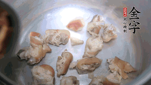 煎至兩面略金黃時，加適量熱水燉至奶白。