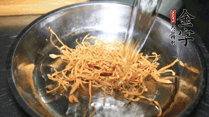 蟲草花用涼水浸泡10分鐘，干香菇溫水泡發(fā)至軟去蒂備用。蓮子、紅棗也可一同清洗干凈。