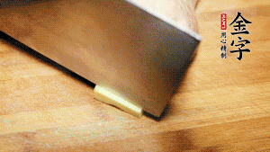 將雞、生姜片、火腿片放入砂鍋中，注入清水淹沒雞身。（燉湯最適宜冷水下鍋，隨著水溫的慢慢升高，原料會充分釋放出營養(yǎng)。）