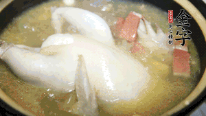 煮沸時加入蟲草花、香菇、紅棗，以料酒調(diào)味繼續(xù)小火燉煮1小時左右。