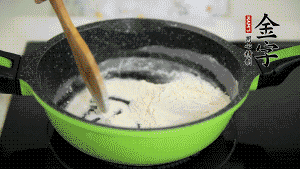 【月餅餡】3．把面粉放入干凈的炒鍋，小火加熱不斷翻炒，至呈微黃色熟透。在腌漬好的火腿丁中加熟面粉，拌勻后，加黃油拌勻揉搓成12個小球，放冰箱冷藏備用。