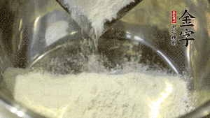 【油皮】1．將油皮材料放入料盆中，緩緩加100ml水，攪拌成雪花片狀。在案板上反復(fù)揉搓成有一定筋度的光潔面團，搓成12個團子。