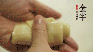 【包月餅】1．面劑兩頭向中間捏緊， 把光滑一面向下，按扁后搟成圓形面皮。餡料放在面皮中心，把餡料包緊，捏緊收口。