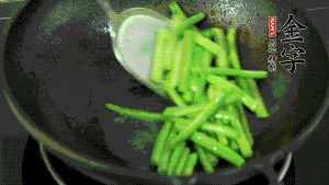 鍋中倒油，油溫7成熱時，放入四季豆煸炒至變色，然后放入香腸均勻翻炒，加少許清水燜煮1分鐘。