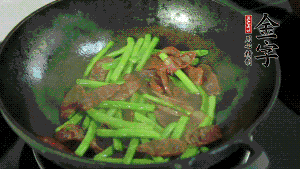 然后再加入鮮蓮子一起翻炒，至熟后加少許鹽調(diào)味就可以了。