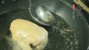 鴿子去毛和內(nèi)臟，處理干凈。大火燒開鍋中的水，放入鴿子汆燙3分鐘，撇清血沫，撈出備用。（為了保證湯色純正，肉類在煲制前要先去除殘留的血水，煲湯時(shí)一定要冷水下鍋，這樣肉里的蛋白質(zhì)才可以充分地溶解到湯里，湯的味道才會(huì)鮮美。）