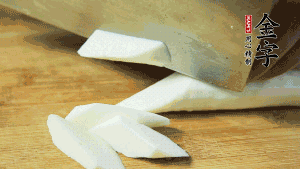 生姜刮去皮切成片，山藥去皮洗凈切成小塊備用。（山藥建議選擇軟糯的鐵棍山藥，口感上更好喲~）