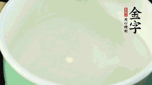 鍋中盛涼水，放入汆燙好的鴿子、火腿片、生姜片。