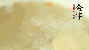 然后再放紅棗、枸杞，調(diào)和湯品味道，小火燉煮1小時(shí)。