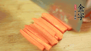 洋蔥、青椒、胡蘿卜切成粒備用。