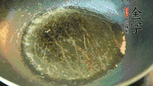 熱油起鍋，依次放入胡蘿卜粒、青椒粒、洋蔥粒煸炒均勻。