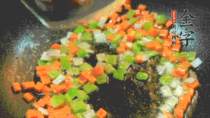 以耗油、料酒調(diào)味，加適量清水燜煮。