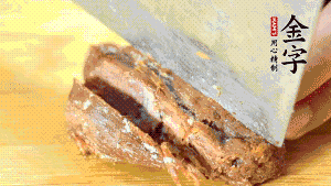 金字鹵牛肉切成小塊備用。