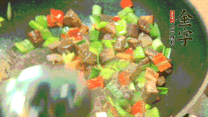 熱油起鍋，依次加入青椒塊、牛肉、大蒜煸炒均勻。