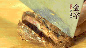 金字鹵牛肉切成牛肉粒。