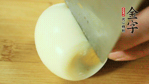 煮面條的同時(shí)把雞蛋煮好。