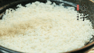 浸泡后的大米加入2湯匙生抽、1湯匙老抽調(diào)味。