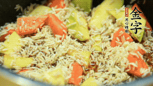 加入切好的胡蘿卜塊和南瓜塊、鹵牛肉塊攪拌均勻。放入電飯煲，按“煮飯模式”。