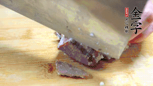 金字鹵牛肉打開包裝，把牛肉切成片狀。（眼見為實(shí)，用一整塊牛肉鹵制的鹵牛肉哦，牛肉的香氣感覺撲鼻而來有木有！?。。?>
					</div>
					<span>步驟 6/7</span>
					<p>金字鹵牛肉打開包裝，把牛肉切成片狀。（眼見為實(shí)，用一整塊牛肉鹵制的鹵牛肉哦，牛肉的香氣感覺撲鼻而來有木有?。。。?/p>
				</li><li>
					<div   id=