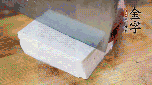 豆腐切成小塊，臘肉切成薄片，辣椒切成小圈。